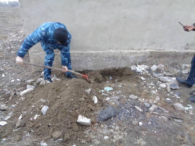 В пригороде Семея под фундаментом дома обнаружили схрон оружия и боеприпасов . Фото: пресс-служба МВД РК