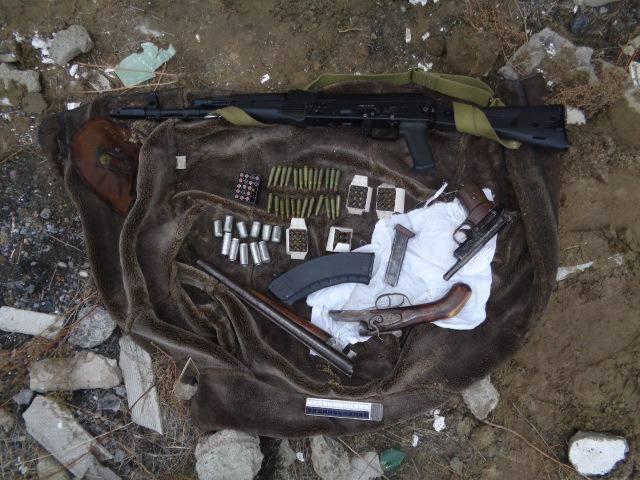 В пригороде Семея под фундаментом дома обнаружили схрон оружия и боеприпасов . Фото: пресс-служба МВД РК