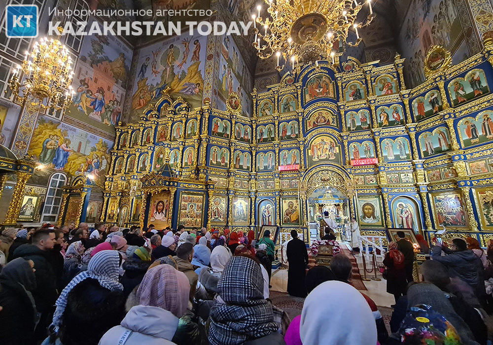 Пасхальное богослужение в Свято-Успенском кафедральном соборе в Астане