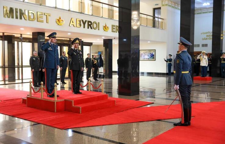 Главы оборонных ведомств Казахстана и Азербайджана обсудили перспективные вопросы сотрудничества