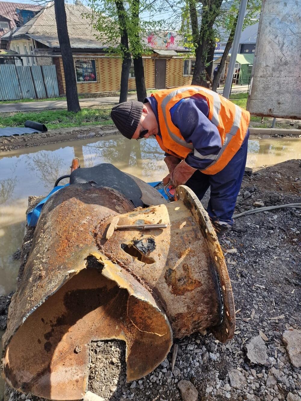 В одном из районов Алматы продолжаются работы по ликвидации аварии на крупном водопроводе. Фото: акимат Алматы