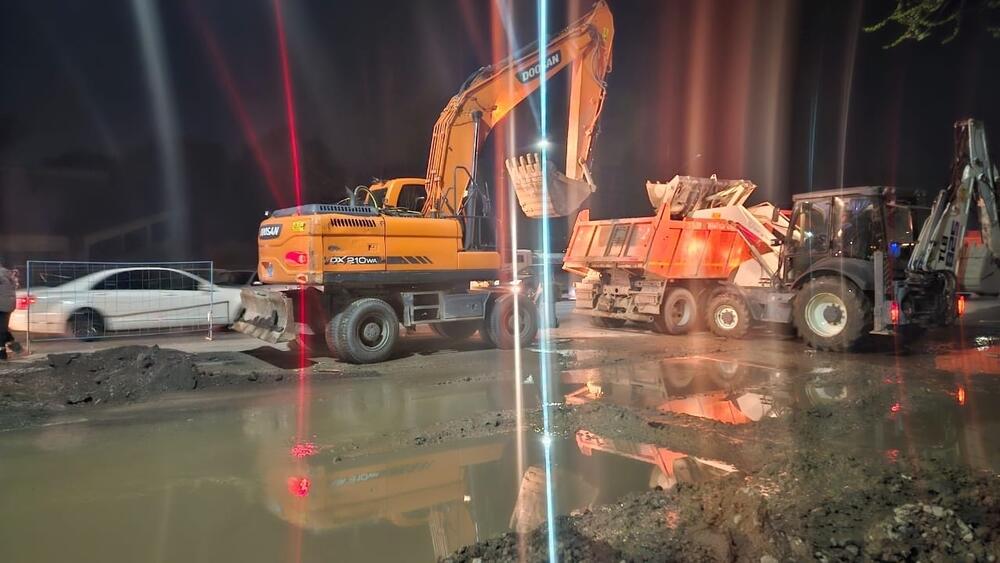 В одном из районов Алматы продолжаются работы по ликвидации аварии на крупном водопроводе. Фото: акимат Алматы