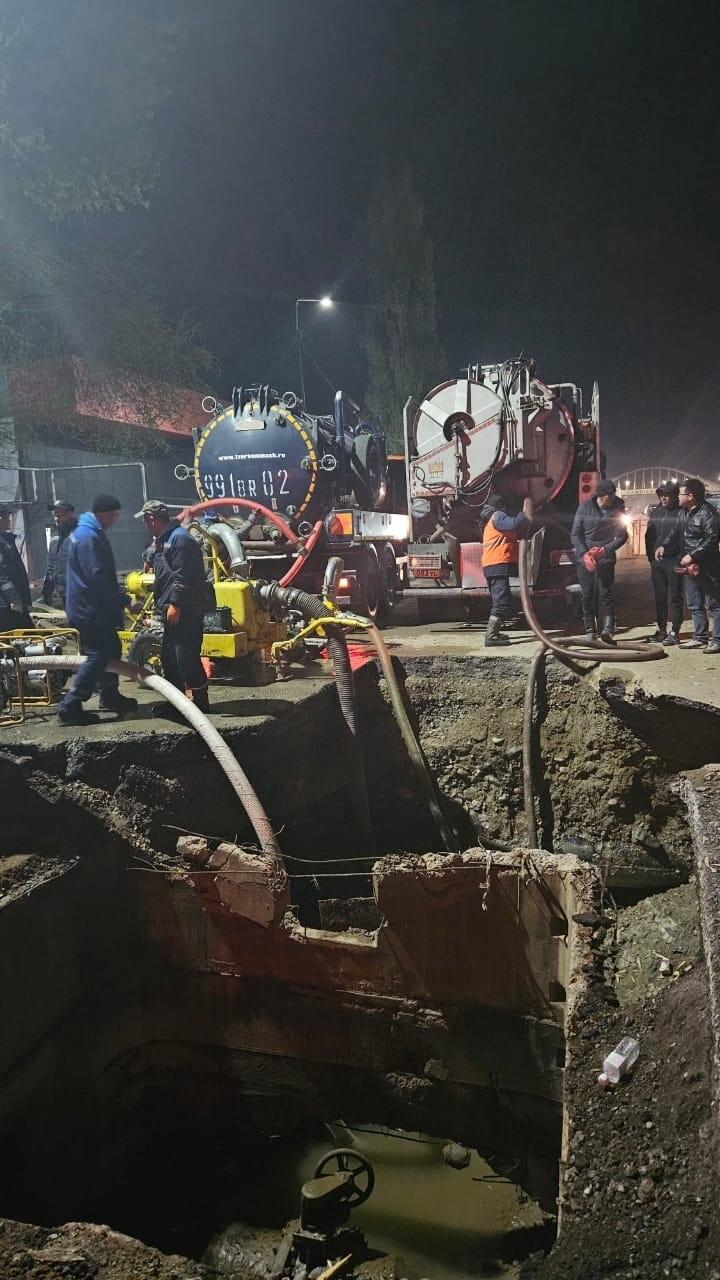 В одном из районов Алматы продолжаются работы по ликвидации аварии на крупном водопроводе. Фото: акимат Алматы