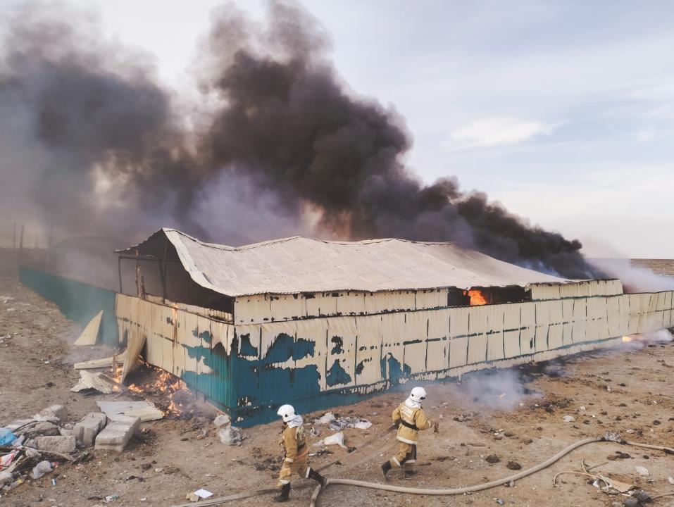 В Кызылординской области сгорел цех по изготовлению картона . Фото: пресс-служба ДЧС Кызылординской области