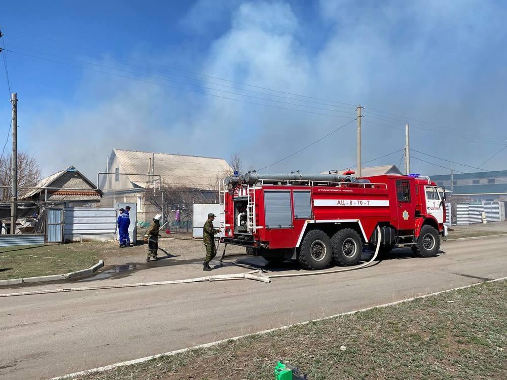 Несколько жилых домов горят в Костанайской области 