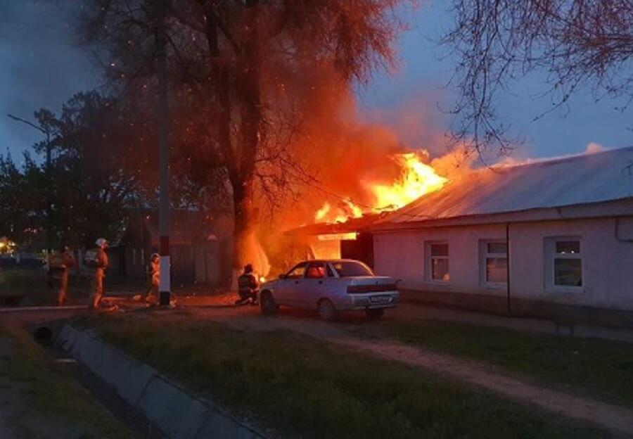 В одном из гаражей в Уральске произошел пожар, погибли три человека