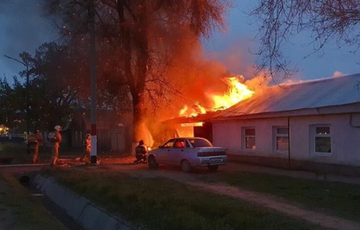 В одном из гаражей в Уральске произошел пожар, погибли три человека