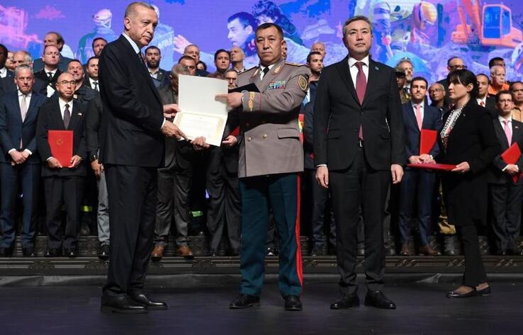 Эрдоган наградил сотрудников МЧС Казахстана 