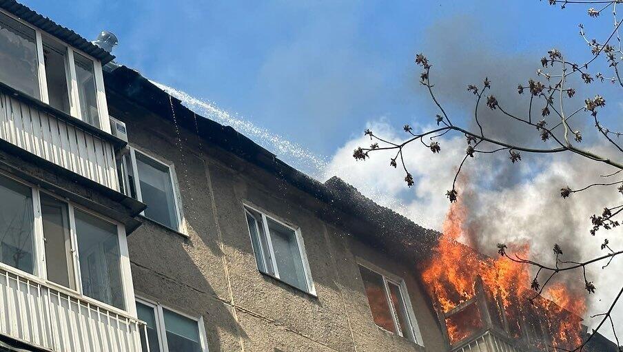 Пожарные спасли 17 человек из крупного пожара в одной из многоэтажек Караганды