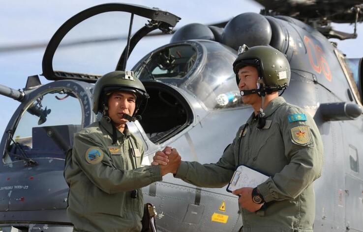 Тікұшақ экипаждары күрделі пилотаж дағдыларын игерді