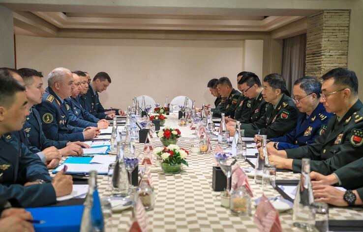 Министры обороны Казахстана и Китая провели переговоры в Индии