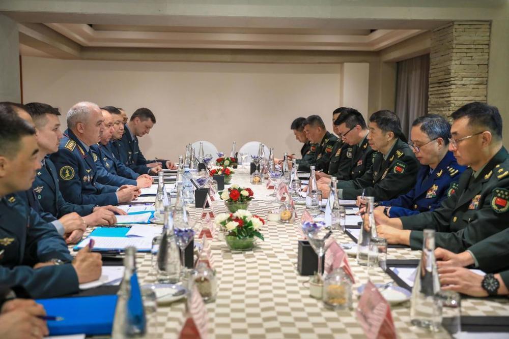 Kazakh, Chinese defense ministers meet in New Delhi
