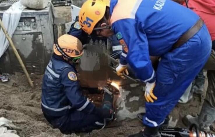 Строитель застрял в бетономешалке в Алматинской области