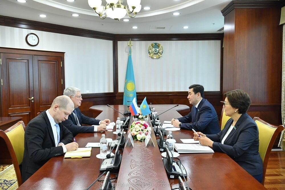 Кошанов обсудил с послом России пути укрепления межпарламентского взаимодействия двух стран