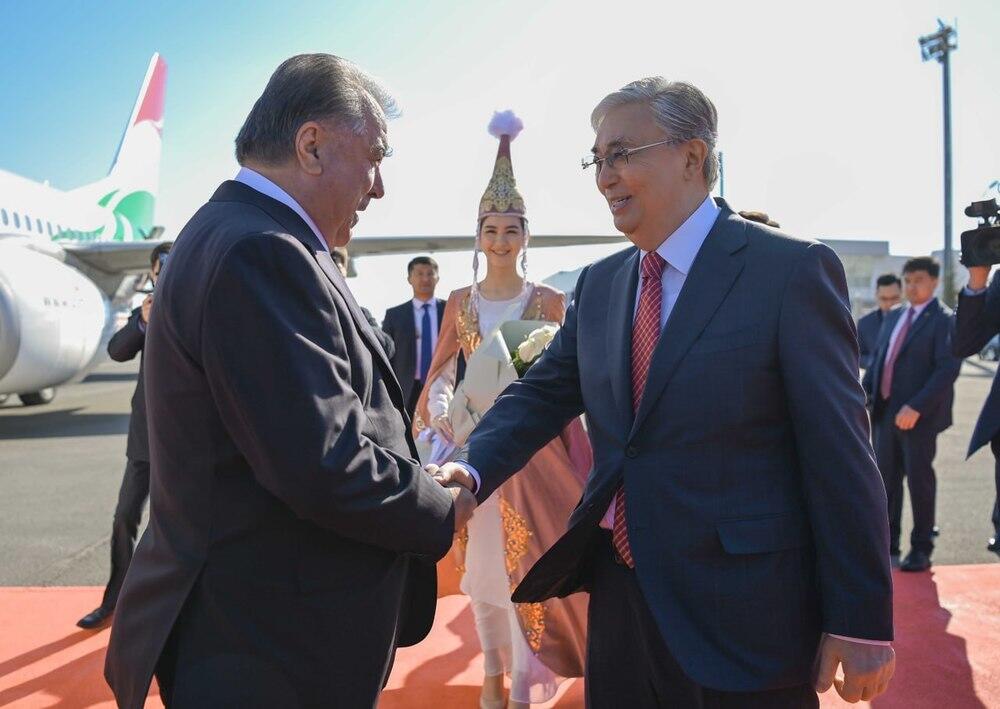 Токаев встретил в столичном аэропорту президента Таджикистана