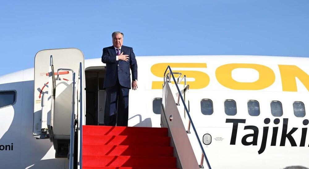 Токаев в столичном аэропорту тепло попрощался с Рахмоном . Фото: Акорда