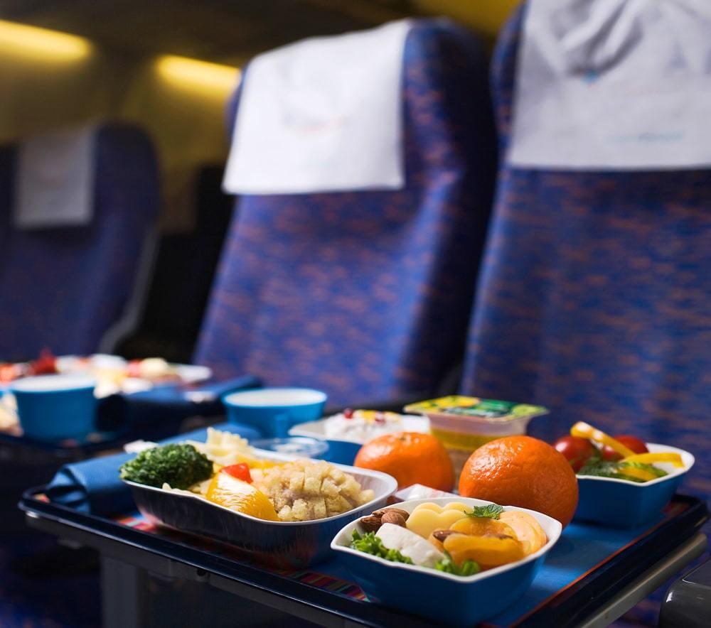 Четыре члена экипажа вылетевшего из Алматы самолета отравились бортовой едой