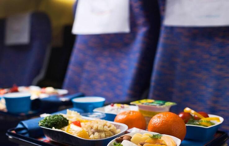 Четыре члена экипажа вылетевшего из Алматы самолета отравились бортовой едой