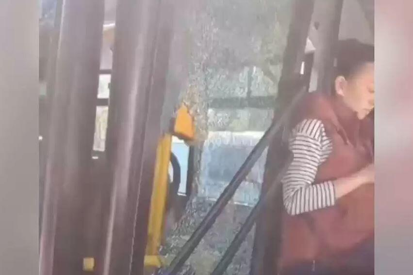 В Алматы водитель мопеда выстрелил из пистолета в стекло автобуса