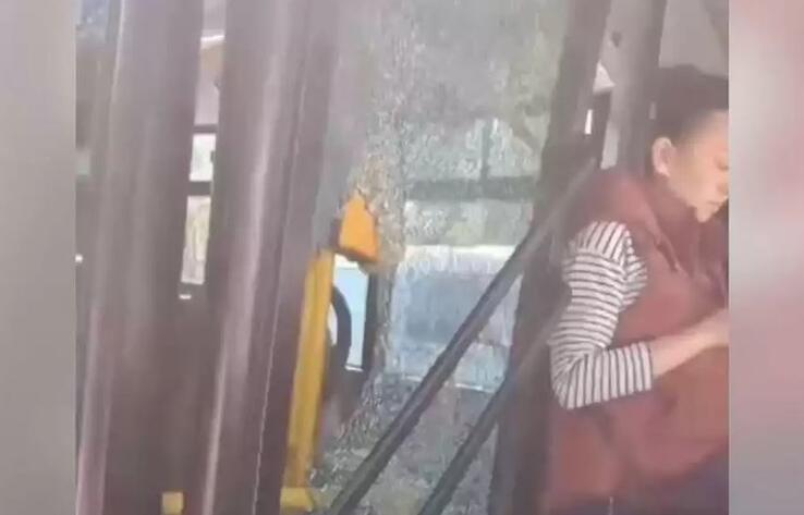 В Алматы водитель мопеда выстрелил из пистолета в стекло автобуса
