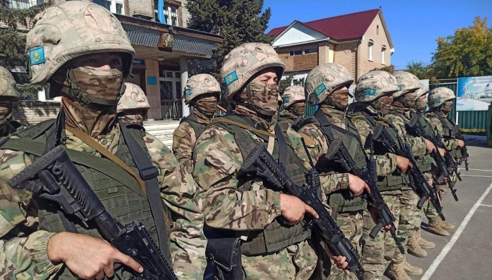 Президент Казахстана анонсировал повышение зарплат военным