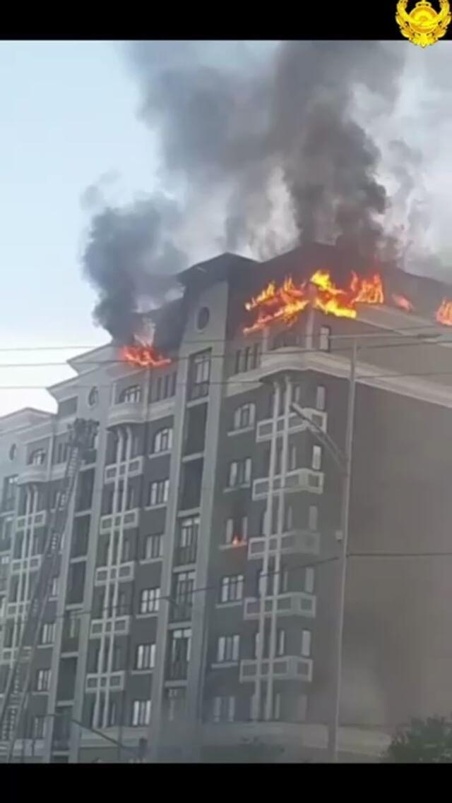 В Атырау из горящей новостройки эвакуировали 25 человек