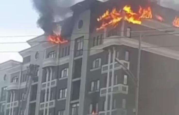 В Атырау из горящей новостройки эвакуировали 25 человек