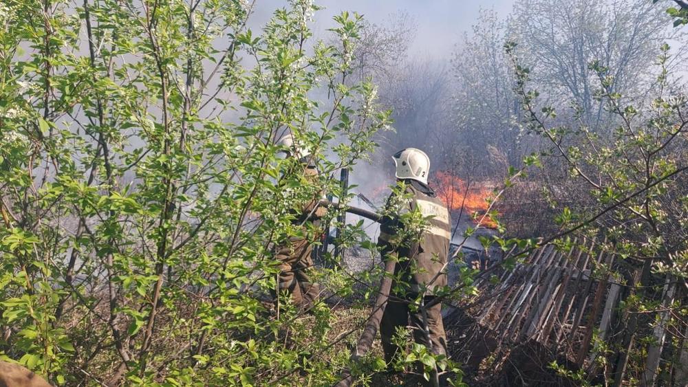 В Костанайской области из-за сухой травы загорелись 20 дачных домов . Фото: ДЧС Костанайской области