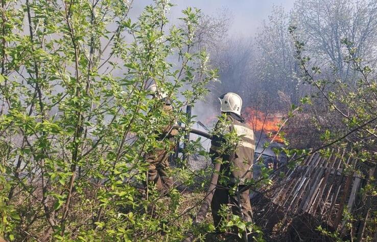 В Костанайской области из-за сухой травы загорелись 20 дачных домов 