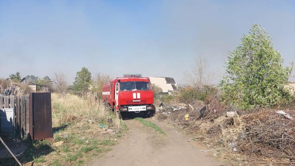 В Костанайской области из-за сухой травы загорелись 20 дачных домов . Фото: ДЧС Костанайской области