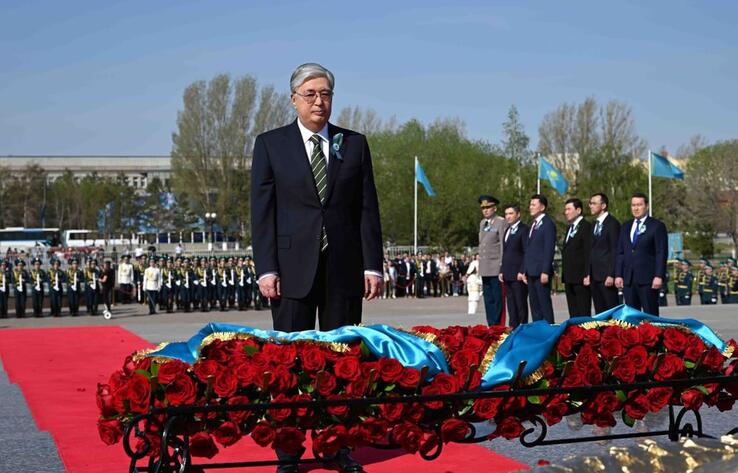 Президент возложил цветы к монументу "Отан Ана"