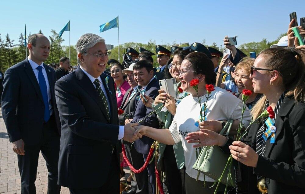 Президент возложил цветы к монументу "Отан Ана". Фото: Акорда