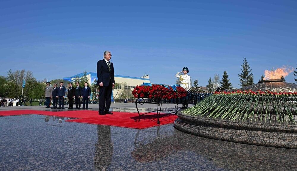 Токаев принял участие в церемонии возложения цветов к монументу "Отан Ана"