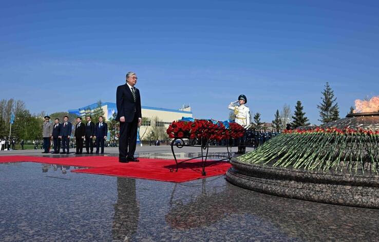 Токаев принял участие в церемонии возложения цветов к монументу "Отан Ана"