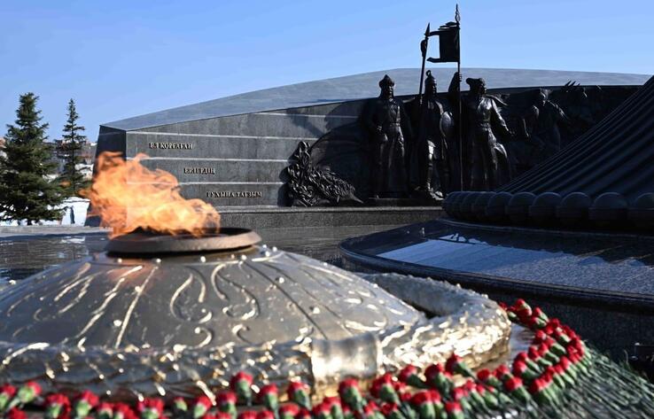Церемония возложения цветов к монументу «Отан Ана»