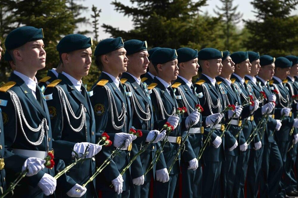 Церемония возложения цветов к монументу «Отан Ана». Фото: Акорда