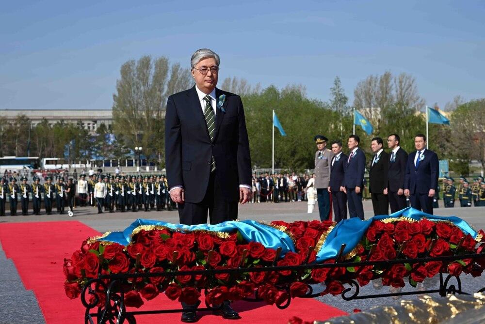 Церемония возложения цветов к монументу «Отан Ана». Фото: Акорда