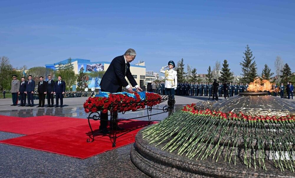 Церемония возложения цветов к монументу «Отан Ана». Фото: Акорда