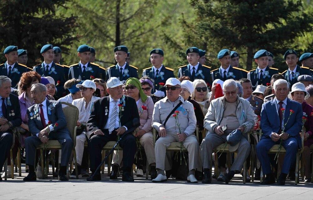 Церемония возложения цветов к монументу «Отан Ана». Фото: Акорда