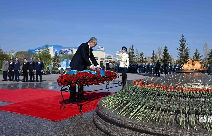 «Отан Ана» монументіне гүл шоғын қою рәсімі