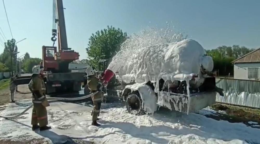 В Жетысуской области опрокинулся газовоз с пропаном, пожарные предотвратили взрыв