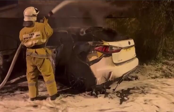 В Атырау загорелся автомобиль журналиста 