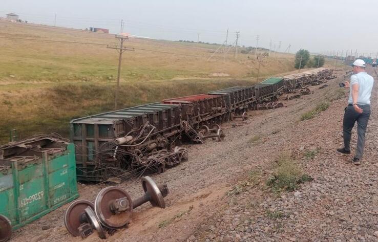 В Шымкенте с рельсов сошли 18 грузовых вагонов 