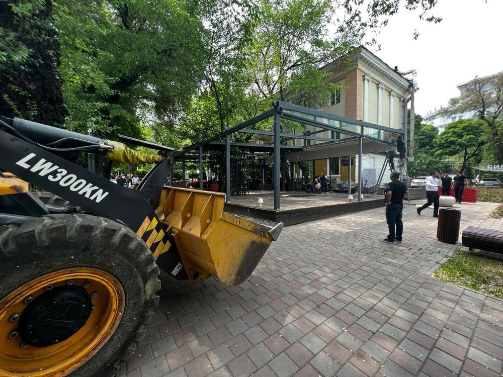 В Алматы по решению суда сносят летнюю террасу ресторана