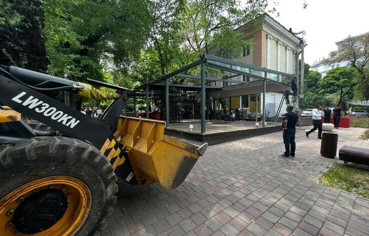 В Алматы по решению суда сносят летнюю террасу ресторана