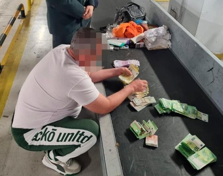 В аэропорту Астаны пресечен провоз крупной партии незадекларированной валюты