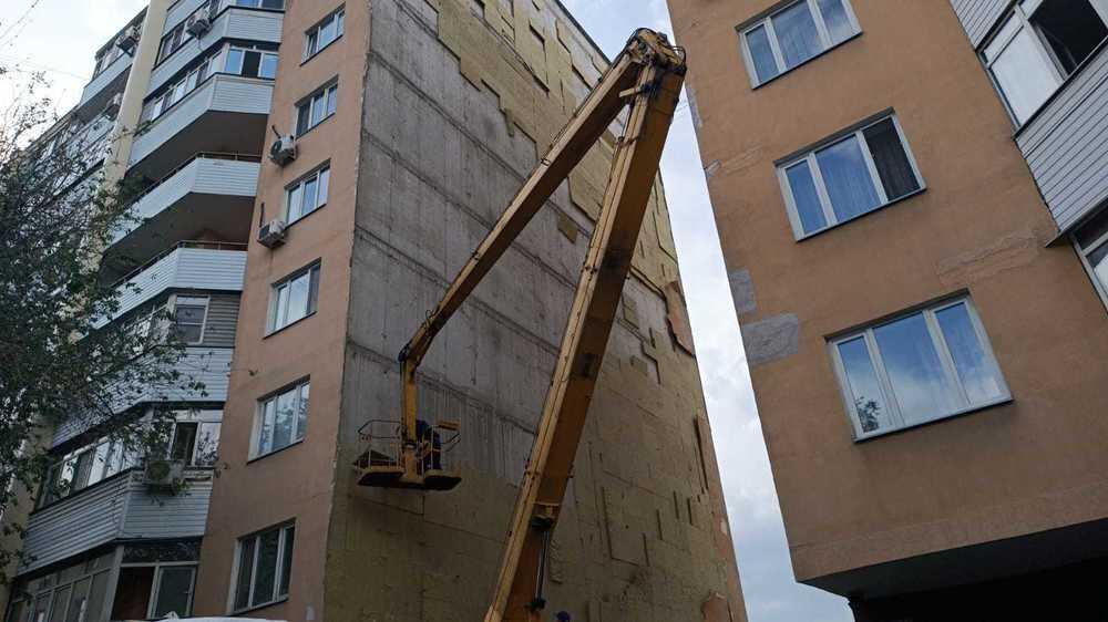 В Алматы ветром сорвало облицовку жилого дома