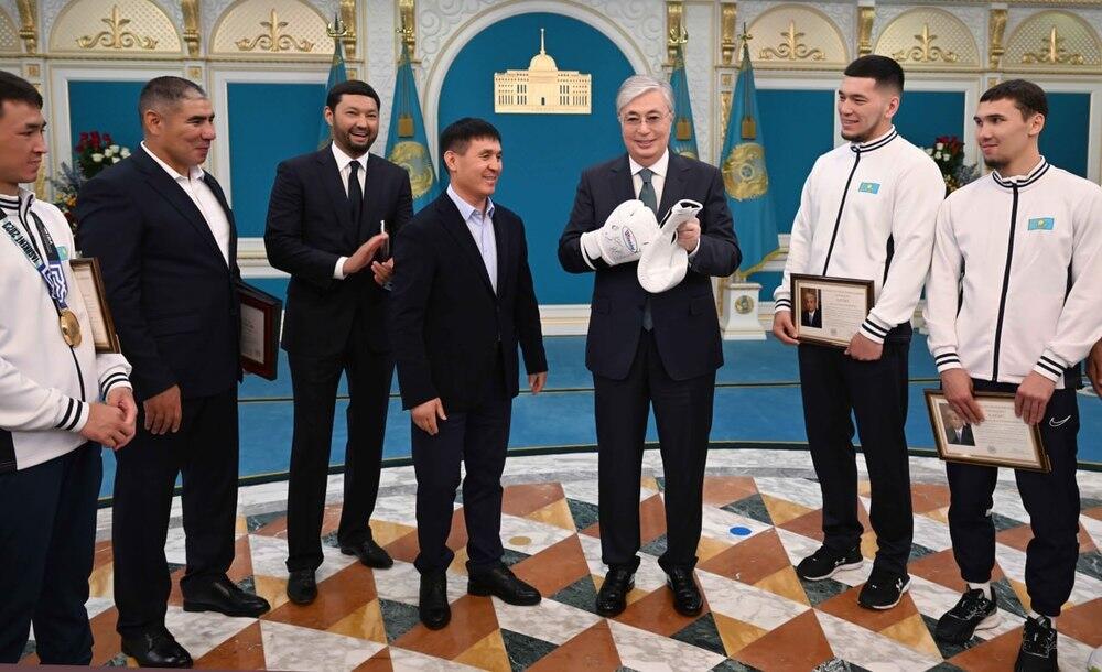 Главный тренер национальной сборной Казахстана по боксу подарил Президенту боксерские перчатки