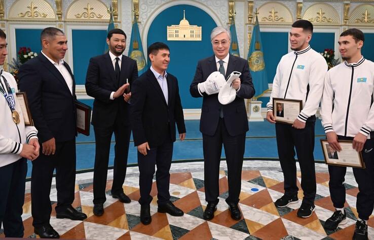 Бокстан Қазақстан ұлттық құрамасының бас бапкері Мырзағали Айтжанов Президентке бокс қолғабын сыйлады
