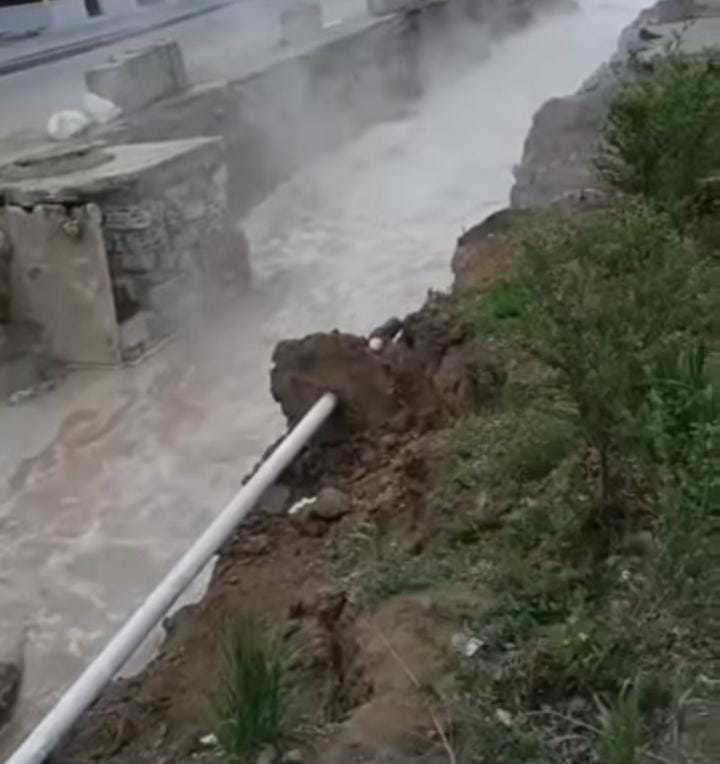 На одной из улиц Экибастуза образовался арык с кипятком
